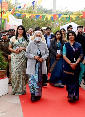 NOIDA INDIA FEBRUARY 20 Şubat 2024 Uttar Pradesh Valisi Anandiben Patel, 20 Şubat 2024 'te Noida Haat sektörü 33A' da bulunan Saras Raajeevika Mela 'yı ziyaret etti. 