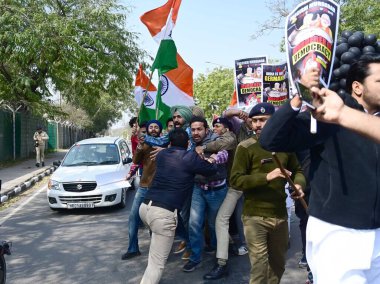 CHANDIGARH INDIA FEBRUARY 20 Şubat 2024 Eski Gençlik Kongresi Başkanı Punjab Barinder Dhillon ve diğer liderler ve destekçiler, 20 Şubat 'ta Çiftçi Konutu' nun başbakanı Haryana Manohar Lal Khattars 'ın önünde protesto gösterileri düzenlediler.
