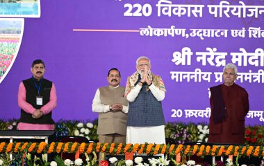 JAMMU INDIA 20 FEBRUARY 2024 Başbakan Narendra Modi ve Birlik Bakanı Jitendra Singh ve Jammu ve Keşmir Vali Yardımcısı Manoj Sinha ile birlikte Maulana Azad Stadyumu 'nda düzenlenen ve kendisinin çok sayıda projenin açılışını yaptığı halk gösterisinde el sallıyorlar. 