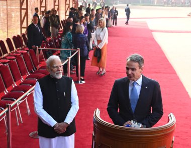 NEW DELHI INDIA FEBRUARY 21 Şubat 2024 Başbakan Narendra Modi, 21 Şubat 2024 tarihinde Yeni Delhi Hindistan Fotoğrafları 'nda düzenlenen Rashtrapati Bhavan' da düzenlenen son tören sırasında Yunanistan Başbakanı Kyriakos Mitsotakis 'i basın mensuplarına seslendi 