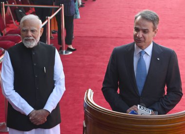 NEW DELHI INDIA FEBRUARY 21 Şubat 2024 Başbakan Narendra Modi, 21 Şubat 2024 tarihinde Yeni Delhi Hindistan Fotoğrafları 'nda düzenlenen Rashtrapati Bhavan' da düzenlenen son tören sırasında Yunanistan Başbakanı Kyriakos Mitsotakis 'i basın mensuplarına seslendi 