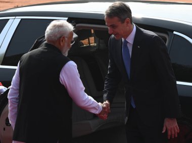 NEW DELHI INDIA FEBRUARY 21 Şubat 2024 Başbakan Narendra Modi, 21 Şubat 2024 tarihinde Yeni Delhi Hindistan 'da Sonu Mehta Hindustan T' un hazırladığı Rashtrapati Bhavan 'da düzenlenen ikinci tören sırasında Yunanistan Başbakanı Kyriakos Mitsotakis' i karşıladı