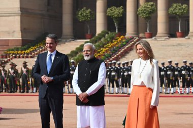 NEW DELHI INDIA FEBRUARY 21 Şubat 2024 Başbakan Narendra Modi, 21 Şubat 2024 tarihinde New Delh 'te düzenlenen Rashtrapati Bhavan töreninde Yunanistan Başbakanı Kyriakos Mitsotakis ve eşi Mareva GrabowskiMitsotaki' yi karşıladı.