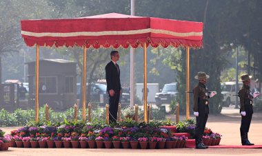 NEW DELHI INDIA FEBRUARY 21 Şubat 2024 Yunanistan Başbakanı Kyriakos Mitsotakis, 21 Şubat 2024 tarihinde Yeni Delhi Hindistan Fotoğrafı 'nda Sonu Mehta Hindustan Times tarafından düzenlenen Rashtrapati Bhavan' da düzenlenen tören sırasında Onur Muhafızlarını denetliyor. 