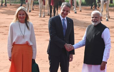 NEW DELHI INDIA FEBRUARY 21 Şubat 2024 Başbakan Narendra Modi, 21 Şubat 2024 tarihinde New Delh 'te düzenlenen Rashtrapati Bhavan töreninde Yunanistan Başbakanı Kyriakos Mitsotakis ve eşi Mareva GrabowskiMitsotaki' yi karşıladı.