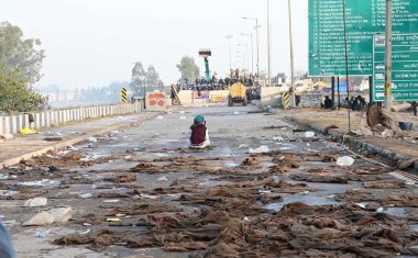 AMBALA INDIA FEBRUARY 21. 2024 Punjab ve Haryana 'nın Shambhu Sınırı' ndaki tedirgin çiftçilere yönelik polis harekatı 21 Şubat 2024 'te Ambala Hindistan yakınlarındaki Punjabyanas Shambhu ve Khanauri eyalet sınır kapılarında yaşanan çatışma üzerine yoğunlaştı.