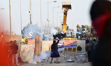 AMBALA INDIA FEBRUARY 21. 2024 Punjab ve Haryana 'nın Shambhu Sınırı' ndaki tedirgin çiftçilere yönelik polis harekatı 21 Şubat 2024 'te Ambala Hindistan yakınlarındaki Punjabyanas Shambhu ve Khanauri eyalet sınır kapılarında yaşanan çatışma üzerine yoğunlaştı.
