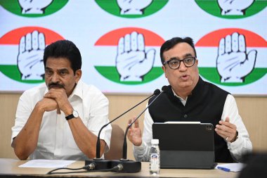 NEW DELHI INDIA FEBRURAY 22. 2024 Kongre Liderleri KC Venugopal ve Ajay Maken, 22 Şubat 2024 'te Yeni Delhi' de AICC Genel Merkezi 'nde Banka Hesapları' nın ele geçirilmesi üzerine basın toplantısı düzenledi.