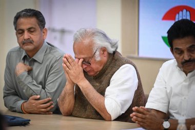 NEW DELHI INDIA FEBRURAY 22. 2024 Kongre Liderleri Jairam Ramesh, 22 Şubat 2024 tarihinde Yeni Delhi Indi 'deki AICC Genel Merkezi' nde yapılan Banka Hesapları basınında KC Venugopal ve Ajay Maken 'e seslendi.