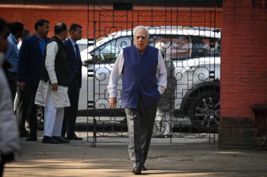 NEW DELHI INDIA FEBRURAY 22 2024 Kapil Sibal Kıdemli Avukatı Hint hukukçu Fali Sam Nariman 'ın 22 Şubat 2024 tarihinde Parsi Mezarlığı Khan Market' te düzenlenen son ayin sırasında görüldü.