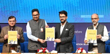 NEW DELHI INDIA FEBRURAY 22. 2024 IB Anurag Thakur Birlik Bakanı IB Sekreteri Sanjay Jaju ve Basın Kayıt Müdürü RNI Bhupendra Kainthola, Merkez İletişim Bürosu CBC Regi 'nin çevrimiçi portallarının açılması sırasında