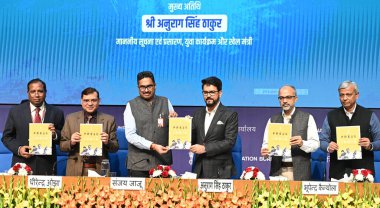 NEW DELHI INDIA FEBRURAY 22. 2024 IB Anurag Thakur Birlik Bakanı IB Sekreteri Sanjay Jaju ve Basın Kayıt Müdürü RNI Bhupendra Kainthola, Merkez İletişim Bürosu CBC Regi 'nin çevrimiçi portallarının açılması sırasında