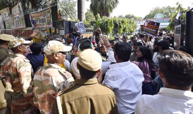 NEW DELHI INDIA FEBRURAY 22. 2024 Kongre parti çalışanları EVM makinesini protesto ediyor ve 22 Şubat 2024 'te Hindistan Gençlik Kongresi Raisina Yolu' nda EVM yerine seçim kağıtlarını destekliyorlar. Fotoğraf: Sanjeev Verma H