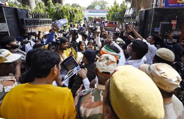 NEW DELHI INDIA FEBRURAY 22. 2024 Kongre parti çalışanları EVM makinesini protesto ediyor ve 22 Şubat 2024 'te Hindistan Gençlik Kongresi Raisina Yolu' nda EVM yerine seçim kağıtlarını destekliyorlar. Fotoğraf: Sanjeev Verma H