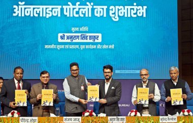 NEW DELHI INDIA FEBRURAY 22. 2024 IB Anurag Takur Birlik Bakanı IB Genel Sekreteri Sanjay Jaju Basın Kayıt Müdürü RNI Bhupendra Kainthola ve C İletişim Merkezi Bürosunun çevrimiçi portallarının açılması sırasında diğerleri