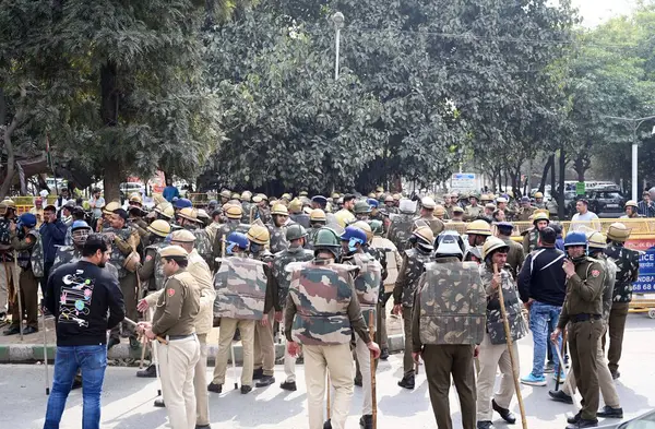 Punjab çiftçilerini desteklemek amacıyla Delhi 'ye seyahat etmeye çalışan GURUGRAM INDIA 20 FEBRUARY 2024 Çiftçi, Manesar' daki Haryana Polisi tarafından 20 Şubat 2024 'te Hindistan Gurugram Fotoğrafı' nda Parveen Kumar Hindustan Time tarafından gözaltına alındı.