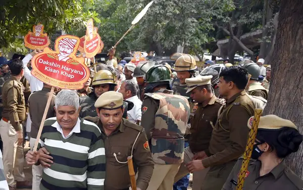 Punjab çiftçilerini desteklemek amacıyla Delhi 'ye seyahat etmeye çalışan GURUGRAM INDIA 20 FEBRUARY 2024 Çiftçi, Manesar' daki Haryana Polisi tarafından 20 Şubat 2024 'te Hindistan Gurugram Fotoğrafı' nda Parveen Kumar Hindustan Time tarafından gözaltına alındı.