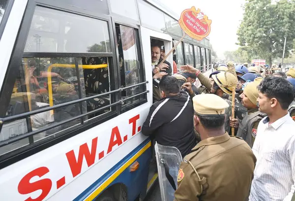 Punjab çiftçilerini desteklemek amacıyla Delhi 'ye seyahat etmeye çalışan GURUGRAM INDIA 20 FEBRUARY 2024 Çiftçi, Manesar' daki Haryana Polisi tarafından 20 Şubat 2024 'te Hindistan Gurugram Fotoğrafı' nda Parveen Kumar Hindustan Time tarafından gözaltına alındı.