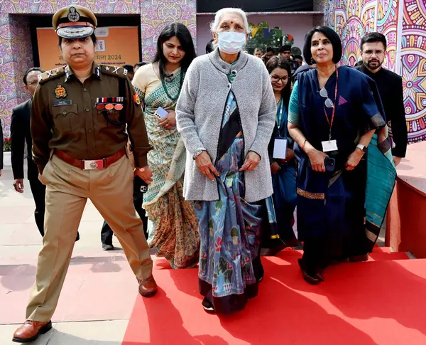 NOIDA INDIA FEBRUARY 20 Şubat 2024 Uttar Pradesh Valisi Anandiben Patel, 20 Şubat 2024 'te Noida Haat sektörü 33A' da bulunan Saras Raajeevika Mela 'yı ziyaret etti. 
