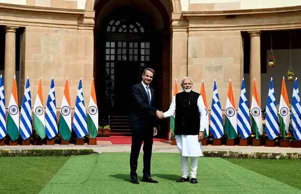 NEW DELHI INDIA FEBRUARY 21 Şubat 2024 Başbakan Narendra Modi ve Yunanistan Başbakanı Kyriakos Mitsotakis 21 Şubat 2024 tarihinde Hyderabad House 'da gerçekleşen görüşme öncesinde Arvind Yadav Hindustan Times tarafından çekilmiştir.