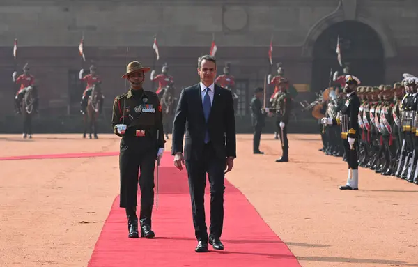 stock image NEW DELHI INDIA FEBRUARY 21 2024 Prime Minister of Greece Kyriakos Mitsotakis inspects a Guard of Honour during his ceremonial reception at the Rashtrapati Bhavan on February 21 2024 in New Delhi India Photo by Sonu Mehta Hindustan Times 