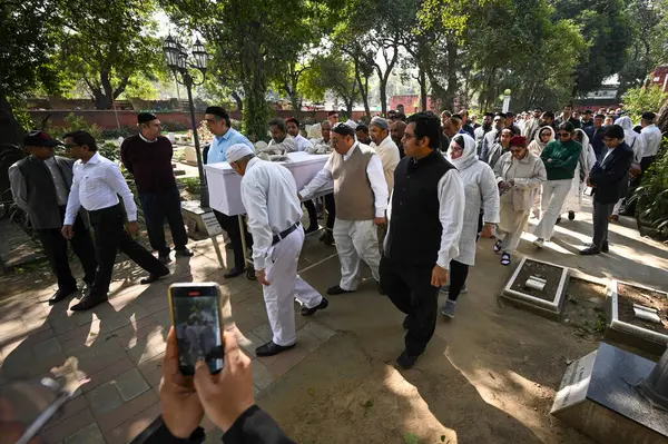 stock image NEW DELHI INDIA FEBRURAY 22 2024 Family members of Indian jurist Fali Sam Nariman carries his mortal remains to perform the last rites at Parsi Cemetery Khan Market on February 22 2024 in New Delhi India Eminent jurist and senior advocate of the Supr