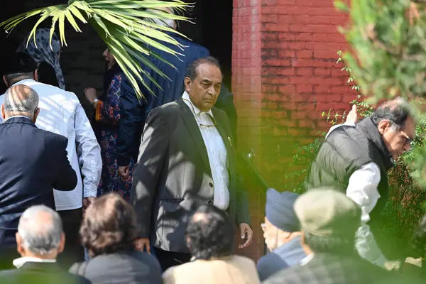 stock image NEW DELHI INDIA FEBRURAY 22 2024 Ex Attorney General Mukul Rohtagi seen during the last rites ceremony of Indian jurist Fali Sam Nariman at Parsi Cemetery Khan Market on February 22 2024 in New Delhi India Eminent jurist and senior advocate of the Su