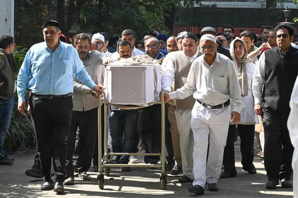 stock image NEW DELHI INDIA FEBRURAY 22 2024 Family members of Indian jurist Fali Sam Nariman carries his mortal remains to perform the last rites at Parsi Cemetery Khan Market on February 22 2024 in New Delhi India Eminent jurist and senior advocate of the Supr