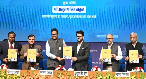 NEW DELHI INDIA FEBRURAY 22. 2024 IB Anurag Thakur Birlik Bakanı IB Sekreteri Sanjay Jaju ve Basın Kayıt Müdürü RNI Bhupendra Kainthola, Merkez İletişim Bürosu CBC Regi 'nin çevrimiçi portallarının açılması sırasında