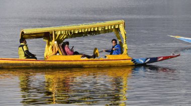 SRINAGAR INDIA FEBRUARY 22. 2024 Eski Kriket oyuncusu Sachin Tendulkar 22 Şubat 2024 'te Waseem Andrabi Hindustan Times' ın Srinagar IndiaPhoto 'sunda Shikara yolculuğunun keyfini çıkarıyor.