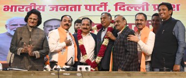 NEW DELHI INDIA FEBRUARY 23. 2024 Doğu Delhi Satish Luthra ve Deepak Luthra 'dan Sosyal Hizmetler görevlisi Delhi BJP Başkanı Virendra Sachdeva ve Muhalefet Meclisi Başkanı Ramvir Singh Bidhuri ile birlikte 23 Şubat 2024 tarihinde Yeni Delhi' de BJP 'ye katıldı. 