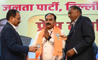 NEW DELHI INDIA FEBRUARY 23 Şubat 2024 Satish Luthra, Delhi BJP Başkanı Virendra Sachdeva ve Meclis Başkanı Ramvir Singh Bidhuri 'nin huzurunda BJP' ye katıldı.