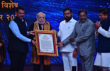 MUMBAI INDIA FEBRUARY 23 Şubat 2024 Maharashtra CM Eknath Shinde Başbakan Yardımcısı Devendra Fadnavis ve Shri Sudhir Mungantiwar Kabine Orman Kültür ve Balıkçılık Bakanı Maharashtra Hükümeti Raj Kapoor Jeevan G