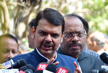 MUMBAI INDIA FEBRUARY 23. 2024 Başbakan Yardımcısı Devendra Fadnavis, Maharashtra eski başbakanı Manohar Joshi 'nin son ayinlerinde 23 Şubat 2024 tarihinde Mumbai Hindistan' da Bhushan Koyande Hindustan Times tarafından çekilmiştir.