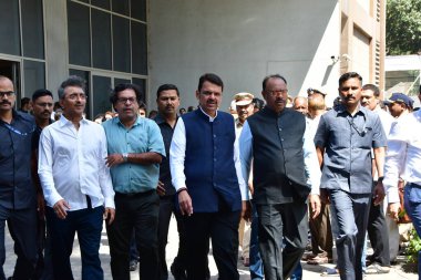 MUMBAI INDIA FEBRUARY 23 Şubat 2024 Maharashtra Başkan Yardımcısı Devendra Fadnavis ve diğerleri, son dönem Maharashtra eski başbakanı Manohar Joshi 'nin ölümlü kalıntılarına son saygılarını sunuyorlar 23 Şubat 2024 tarihinde Hindistan' da Bhushan Koyande Hindu tarafından çekilmiştir.