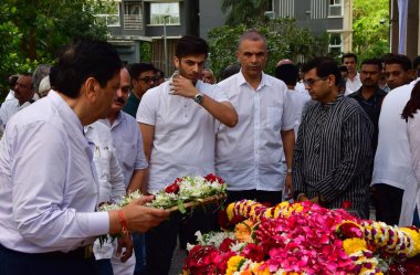 MUMBAI INDIA FEBRUARY 23. 2024 Aile ve Akrabalarla birlikte Maharashtra eski başbakanı Manohar Joshi 'nin ölümlü kalıntılarına son saygılarını sunar 23 Şubat 2024' te Mumbai Hindistan 'da fotoğraf: Bhushan Koyande Hindustan Times