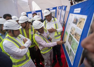 MUMBAI INDIA FEBRUARY 23. 2024 Demiryolu Bakanı Ashwini Vaishnaw Vikroli şantiyesine yaptığı ziyarette MumbaiAhmedabad Yüksek Hız HSR koridorunun önemli bir bileşenlerinden biri olan Satish Bate Hindu tarafından 23 Şubat 2024 'te Hindistan' da çekilmiştir.