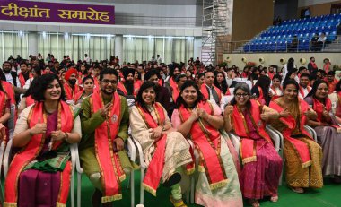 NEW DELHI INDIA FEBRUARY 24 Şubat 2024 Öğrenciler, Delhi Üniversitesi 'nin 100. konferansında liyakat sahibi öğrencilere madalya ve ödüller vermek ve DU Spor Kompleksi' nde lisans derecelerini vermek üzere geldi. 