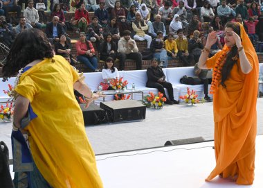 NEW DELHI INDIA FEBRUARY DASTAAN E RAMAYANA 'dan 24 Şubat 2024 Sanatçılar, Delhi Hükümeti tarafından düzenlenen Urdu Miras Festivali kapsamında Sunder Nursery' deki RAMLEELA performansı sırasında Ramayana 'dan bir sahne sunar.