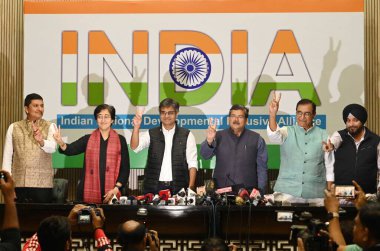 NEW DELHI INDIA FEBRUARY 24 AAP liderleri Saurabh Bhardwaj Atishi Sandeep Pathak ve Kongre parti liderleri Mukul Wasnik Delhi kongresi Deepak Babaria Delhi başkanı Arvinder Singh Lovely, Hindistan ittifakında basın toplantısı düzenledi.