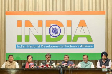 NEW DELHI INDIA FEBRUARY 24 AAP liderleri Saurabh Bhardwaj Atishi Sandeep Pathak ve Kongre parti liderleri Mukul Wasnik Delhi kongresi Deepak Babaria Delhi başkanı Arvinder Singh Lovely, Hindistan ittifakında basın toplantısı düzenledi.