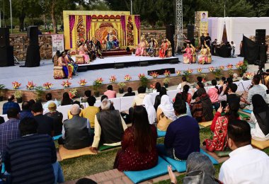 NEW DELHI INDIA FEBRUARY DASTAAN E RAMAYANA 'dan 24 Şubat 2024 Sanatçılar, Delhi Hükümeti tarafından düzenlenen Urdu Miras Festivali kapsamında Sunder Nursery' deki RAMLEELA performansı sırasında Ramayana 'dan bir sahne sunar.