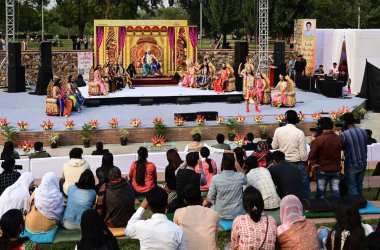 NEW DELHI INDIA FEBRUARY DASTAAN E RAMAYANA 'dan 24 Şubat 2024 Sanatçılar, Delhi Hükümeti tarafından düzenlenen Urdu Miras Festivali kapsamında Sunder Nursery' deki RAMLEELA performansı sırasında Ramayana 'dan bir sahne sunar.