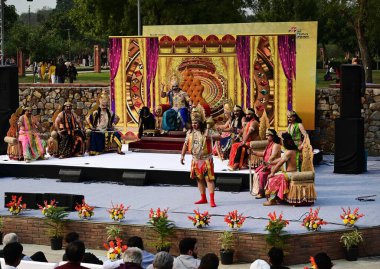 NEW DELHI INDIA FEBRUARY DASTAAN E RAMAYANA 'dan 24 Şubat 2024 Sanatçılar, Delhi Hükümeti tarafından düzenlenen Urdu Miras Festivali kapsamında Sunder Nursery' deki RAMLEELA performansı sırasında Ramayana 'dan bir sahne sunar.