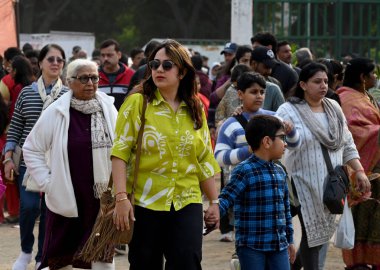 NoIDA INDIA 24 Şubat 2024 'te Noida Hindistan' da Sunil Ghosh Hindusta tarafından 24 Şubat 2024 'te Noida Meydanı' ndaki Ramlila bölgesinde Noida ve Noida Cemiyeti tarafından düzenlenen 36. Noida çiçek fuarının 2. gününde insanlar ziyaret ediyor.