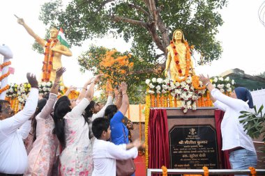 PATNA INDIA FEBRUARY 24 2024 Family members pay tribute to statues of Shaheed Rajendra Singh and his wife Suresh Devi after unveiling the statue at Nagar Parishad Danapur on February 24 2024 in Patna India Photo by Santosh Kumar Hindustan Times  clipart