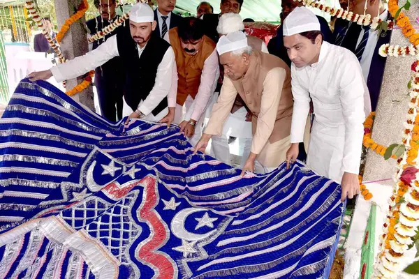 stock image PATNA INDIA FEBRUARY 22 2024 Bihar Chief Minister Nitish Kumar offering holy Chadar on Badi Dargah Mazar at Maner Sharif on February 22 2024 in Patna India Photo by Santosh Kumar Hindustan Times