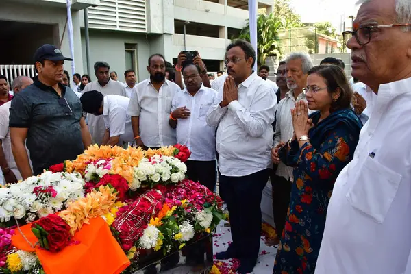 stock image MUMBAI INDIA FEBRUARY 23 2024 BJP leaderv Viond Tawde with others pays last respect to the mortal remains of late former chief minister of Maharashtra Manohar Joshi at Matunga on February 23 2024 in Mumbai India Photo by Bhushan Koyande Hindustan Tim