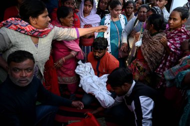 NEW DELHI INDIA 25 FEBRUARY Aile üyeleri 18 aylık bir çocuk dün akşam Tughlak Lane Dhobi Ghat 'ta 25 Şubat 2024 tarihinde Yeni Delhi Hindistan' da Salman Ali Hindustan Times tarafından öldürüldükten sonra hayatını kaybetti. 