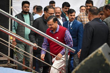 NEW DELHI INDIA FEBRUARY 25 Şubat 2024 Arvind Kejriwal başkanı ve diğer üst düzey AAP liderleri AAP Parti Genel Merkezi DDU Marg 'da 25 Şubat 2024 tarihinde Yeni Delhi Hindistan Aam Aadmi Partisi' nde düzenlenen bir protesto sırasında görüldü.